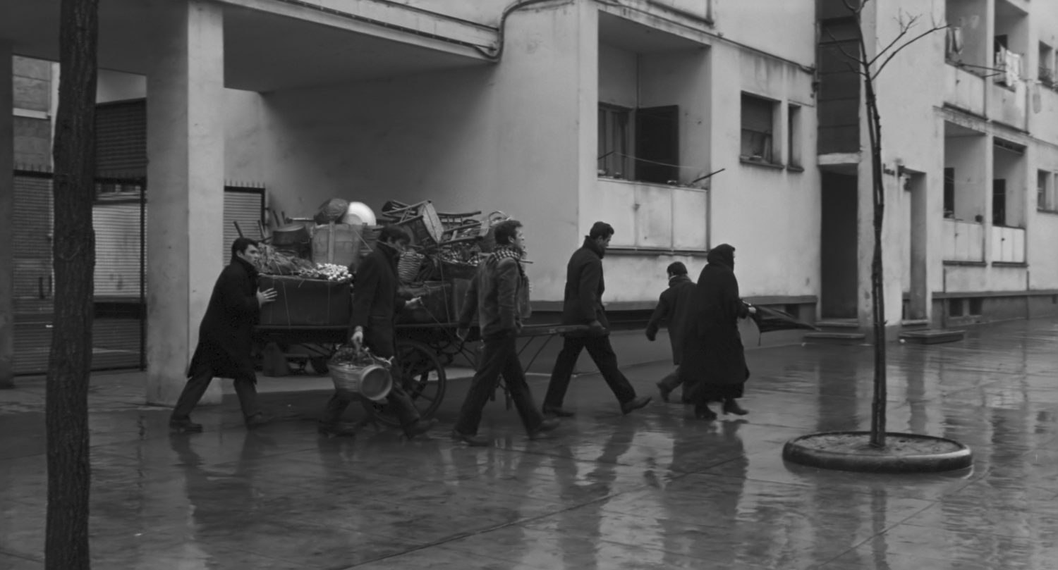 Fotogramma di «Rocco e i suoi fratelli»: l'arrivo dei Parondi con il carretto in via Birago, 1960