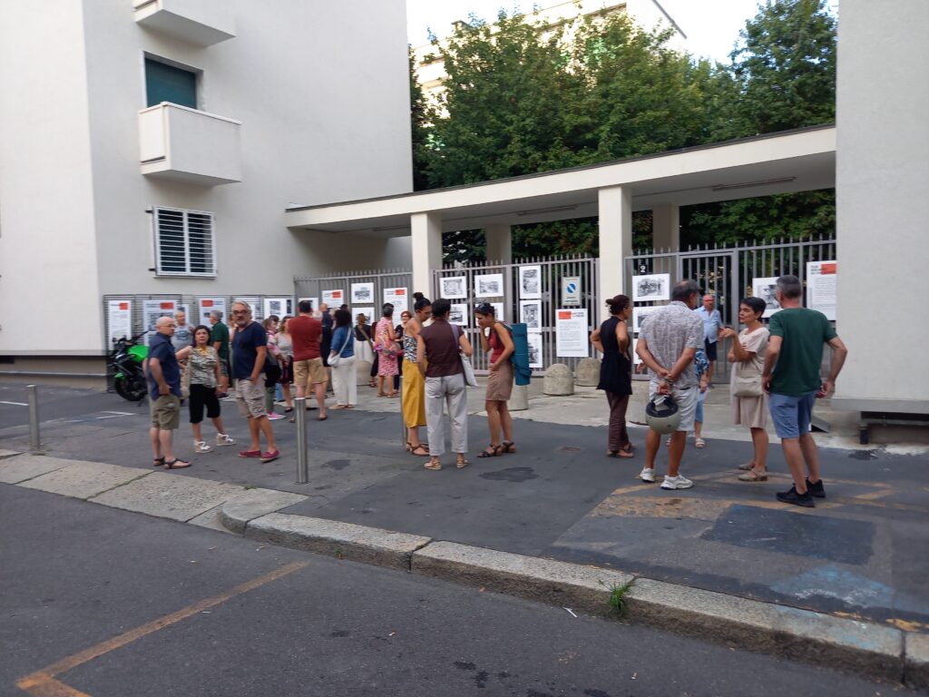 Verso sera, molte persone radunate sulla strada davanti alla mostra.